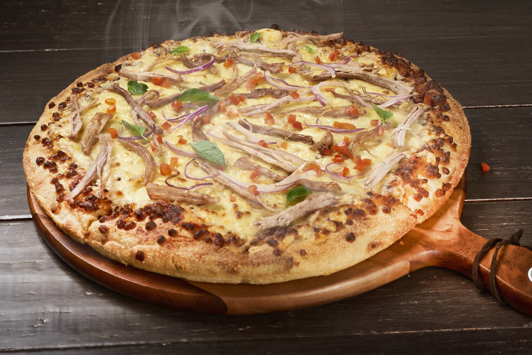 Pizza con carne de cerdo desmechada.