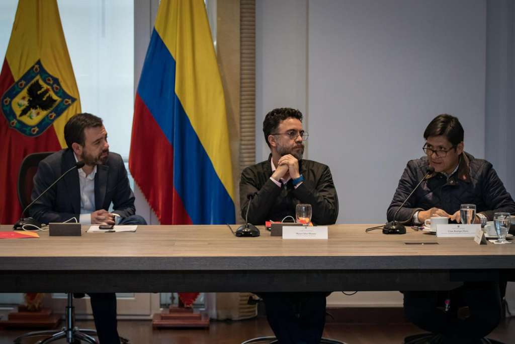 Alcalde Carlos Fernando Galán, junto a secretario general de la Alcaldía, Miguel Silva, y el secretario de Seguridad, César Restrepo.