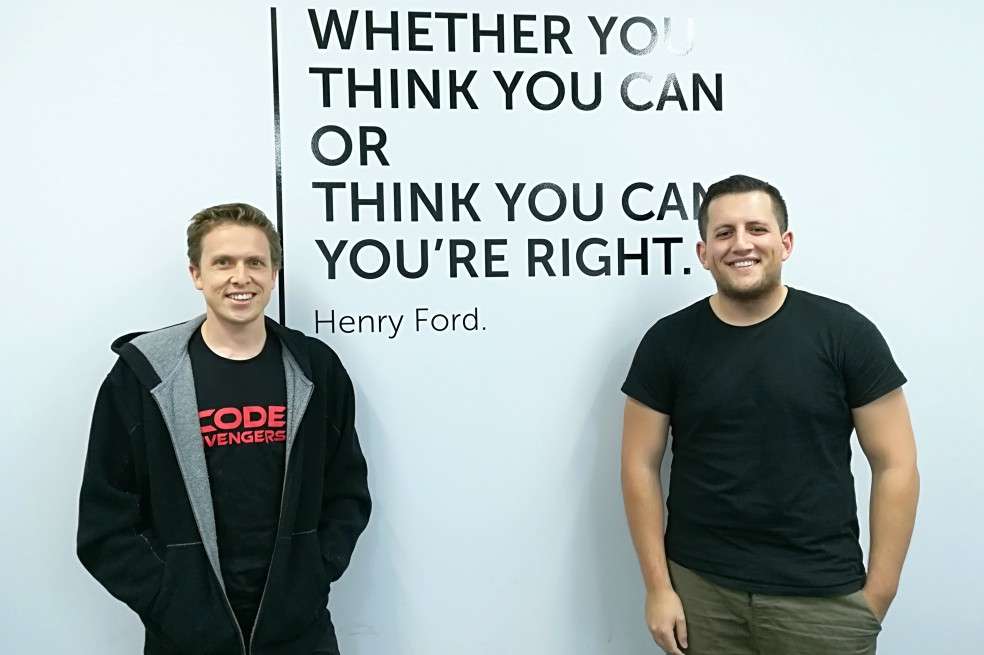 Michael Walmsley (izquierda) y Jordan Herbert de Code Avengers.