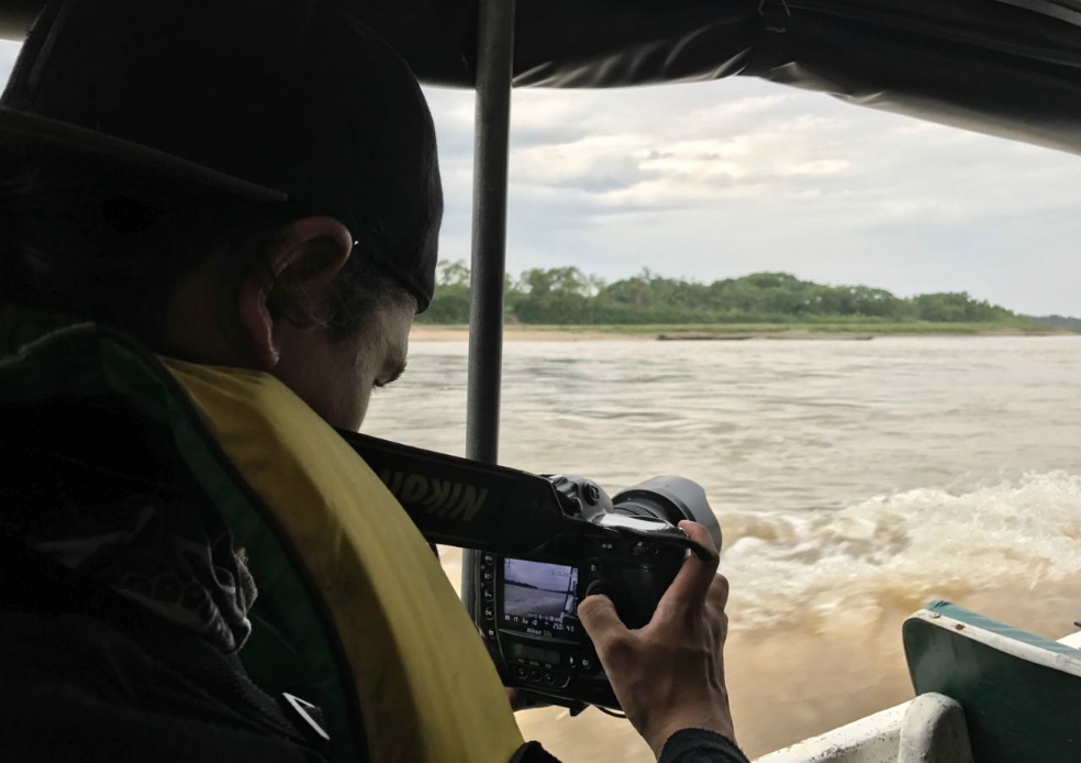 El fotógrafo Mauricio Alvarado registrando la expedición científica al bajo Guaviare. / /Edinson Bolaños.