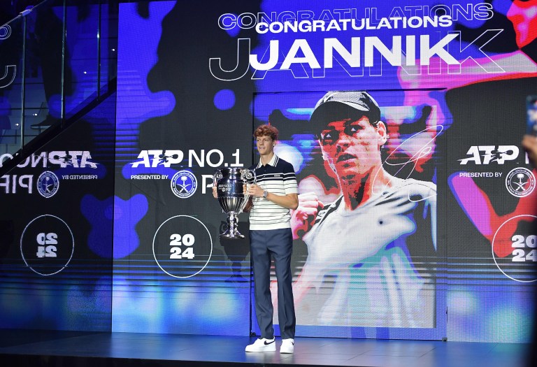 Jannik Sinner recibió su trofeo como no. 1 de mundo del tenis masculino en 2024
