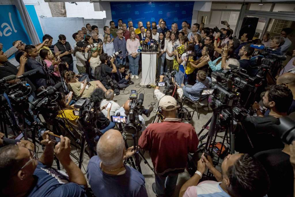-FOTODELDÍA- AME466. CARACAS (VENEZUELA), 20/03/2024.- La líder opositora María Corina Machado habla durante una rueda de prensa este miércoles en la sede del partido político Vente Venezuela (VV), en Caracas (Venezuela). La líder opositora María Corina Machado negó este miércoles las acusaciones hechas por el fiscal general de Venezuela, Tarek William Saab, quien responsabilizó a colaboradores de la antichavista por supuestos planes violentos de cara a las elecciones presidenciales del próximo 28 de julio. EFE/ Miguel Gutiérrez