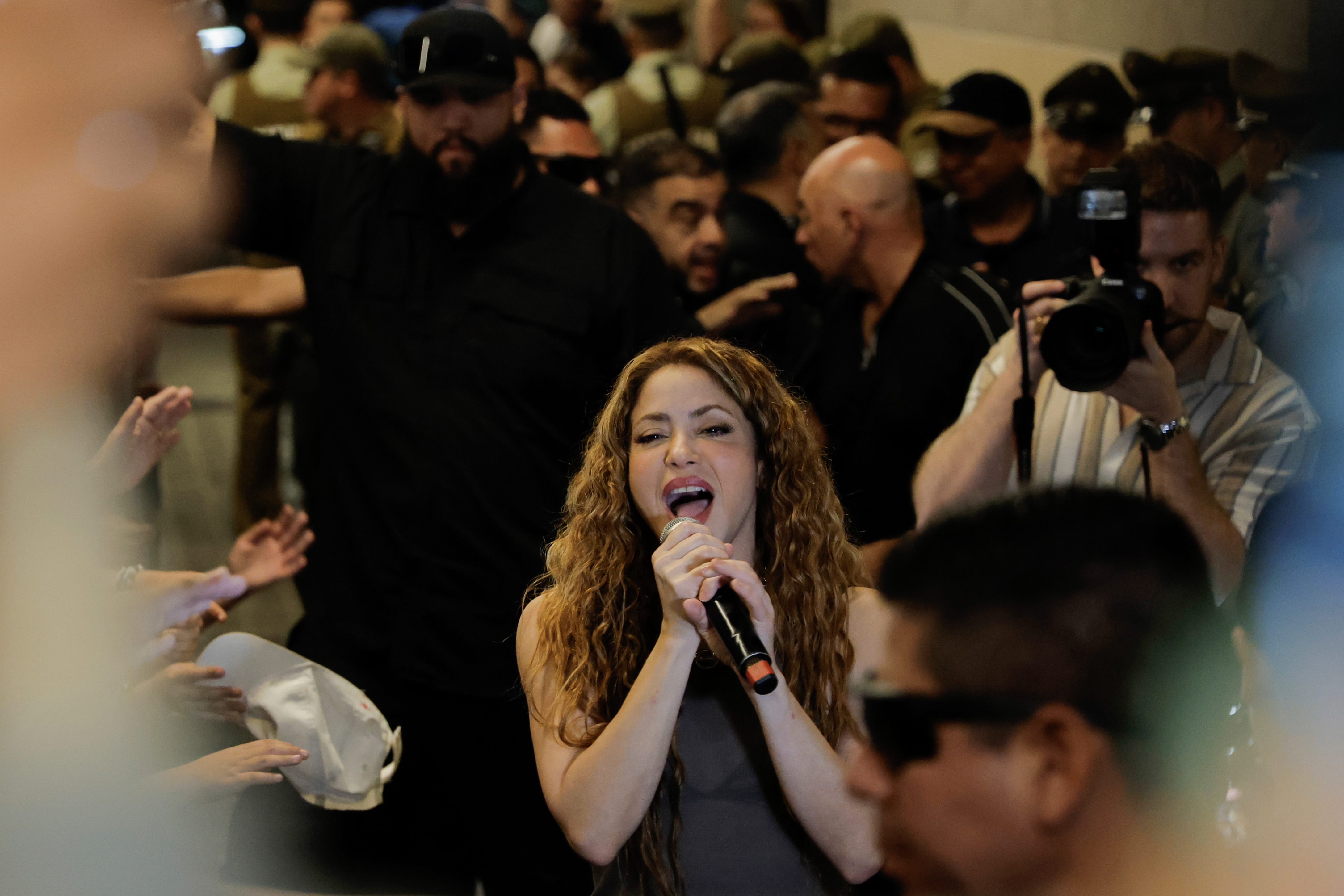 AME6295. SANTIAGO (CHILE), 03/03/2025.- La cantante colombiana Shakira canta a sus seguidores frente al Hotel Mandarin, donde se alojaba tras la cancelación de sus dos conciertos en Chile, minutos antes de partir hacia el aeropuerto este lunes, en Santiago (Chile). EFE/Javier Torres