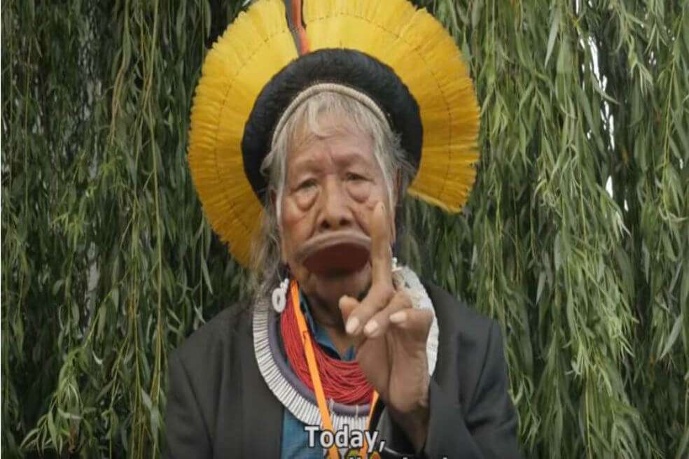 El líder indígena Raoni Metuktire instó a los líderes mundiales a proteger la Amazonía.  / Captura de pantalla/International Rivers
