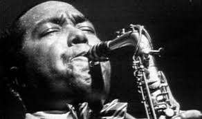 “Su obra es la expresión más perfecta del jazz moderno”, dijo el crítico André Hodeir en el libro Hommes et problèmes du jazz (1954) acerca de Charlie Parker, de quien se conmemoran 65 años de su muerte y 100 de su nacimiento / Cortesía