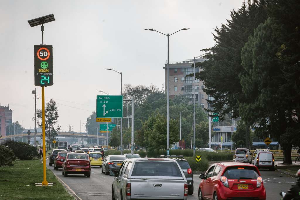 Nuevos paneles informativos de velocidad que muestran en tiempo real la placa y la velocidad de los vehículos para alertar a los conductores cuando superan los 50 km/h.