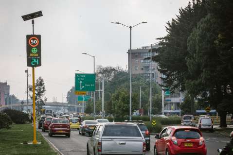 No son fotomultas: ¿qué son los nuevos paneles que alertan el exceso de velocidad en Bogotá?