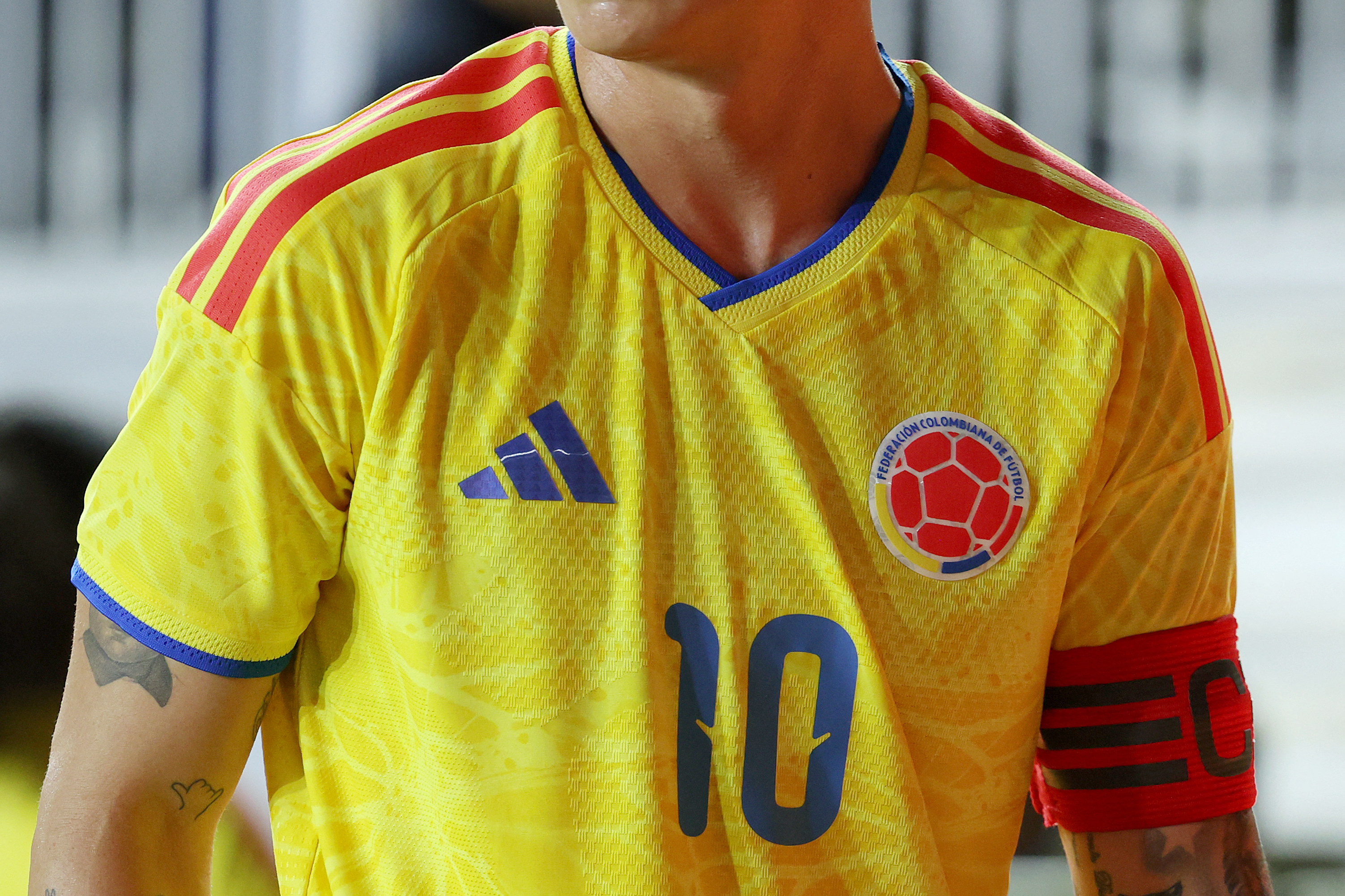 Detalle de la camiseta número 10 de James Rodríguez con la selección colombiana durante el partido amistoso internacional entre Colombia y Nueva Zelanda en el Chase Stadium el 15 de noviembre de 2025 en Fort Lauderdale, Florida.