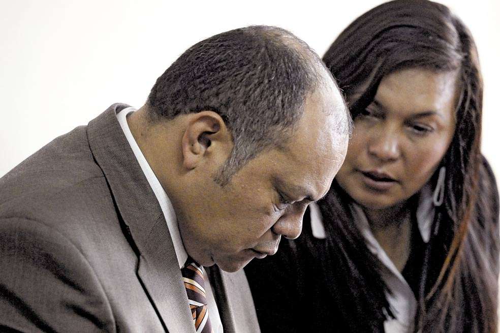 Luis Alfonso Colmenares y Oneida Escobar durante la audiencia en que la Fiscalía reveló la falsedad de los testigos en el caso de su hijo. / Andrés Torres