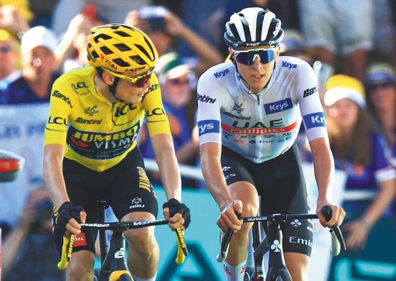 Jonas Vingegaard (izq) y Tadej Pogacar en acción durante el Tour de Francia 2023.