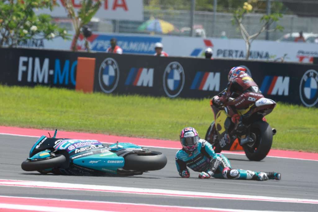 MANDALIKA (Indonesia), 05/10/2025.- Moto2 CFMoto Aspar Team rider David Alonso of Colombia crashes during the race at the Motorcycling Grand Prix of Indonesia at Mandalika Circuit in Mandalika, Indonesia, 05 October 2025.Motociclismo