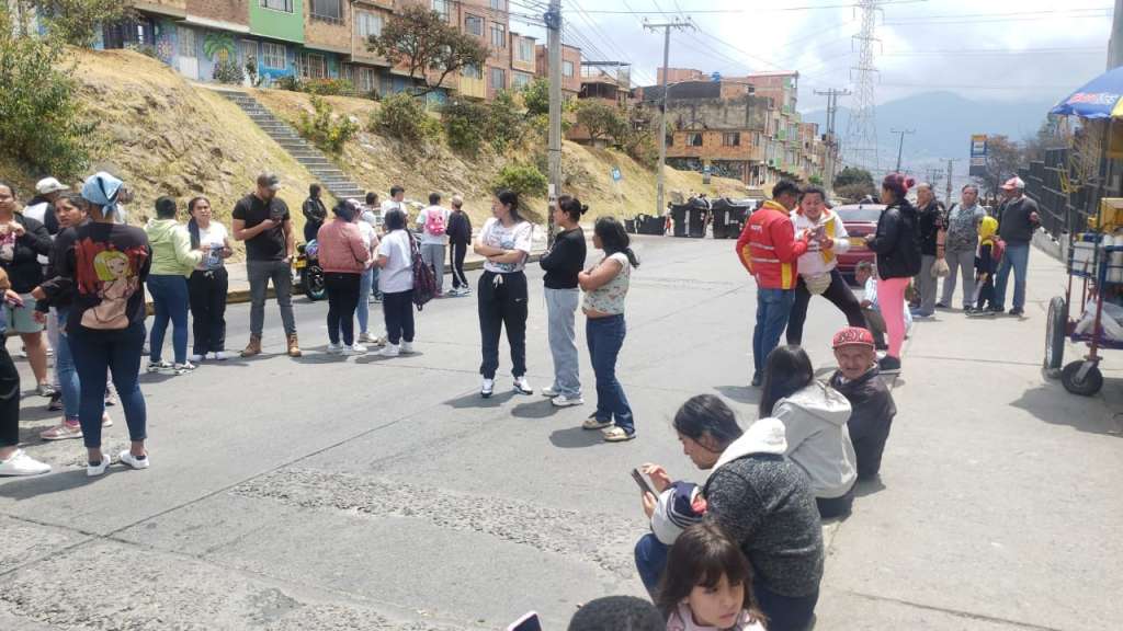 La protesta duró todo el día y terminó con desmanes en el colegio.