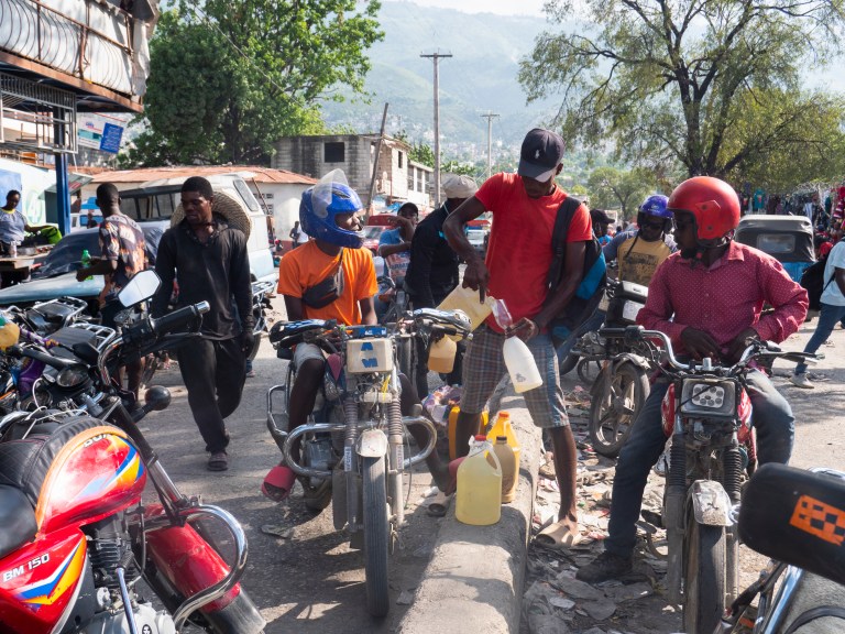 AME3017. PUERTO PRÍNCIPE (HAITÍ), 08/10/2022.- Un hombre vende gasolina en el mercado negro, hoy en Puerto Príncipe (Haití). El pedido del Gobierno haitiano a sus socios internacionales para el despliegue "inmediato de una "fuerza armada especializada" dirigida a enfrentar la grave situación del país, es considerado "desestabilizador" por algunos sectores y, presuntamente, resultado de una acción "planificada". Haití está sumido en una grave crisis en todos los órdenes que prácticamente ha paralizado el país, y que se agravó a partir del asesinato, en julio de 2021, del presidente Jovenel Moise. EFE/ Carvens Adelson