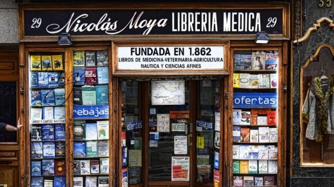 Fachada de la Librería Médica Nicolás Moya, la más antigua de Madrid, y cuyos libros están en liquidación. / Cortesía