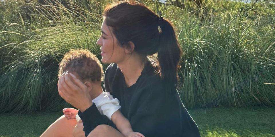 Kylie tuvo a su segundo hijo el 2 de febrero de este año, pero solo en octubre publicó algunas fotos suyas, pero ocultando su rostro.