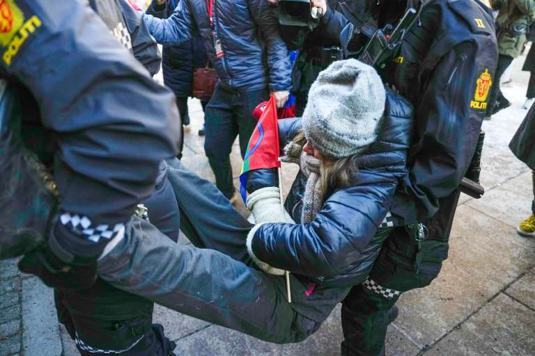 Los manifestantes perseguían "cerrar el Estado" como protesta por la continua actividad de turbinas eólicas en la región de Fosen, más de un año después de que la Corte Suprema noruega se pronunciara contra estos parques.
Según el tribunal, este proyecto viola el derecho de las familias sami a practicar la cría de renos. Los samis son una minoría indígena de unas 100.000 personas que viven entre Noruega, Suecia, Finlandia y Rusia.
La protesta comenzó el jueves pasado cuando un grupo de samis vestidos con el traje tradicional azul y rojo ocuparon la entrada del Ministerio de Petróleo y Energía.
Los activistas fueron desalojados en la noche del domingo, pero volvieron durante la semana, extendiendo la toma a más edificios del gobierno.