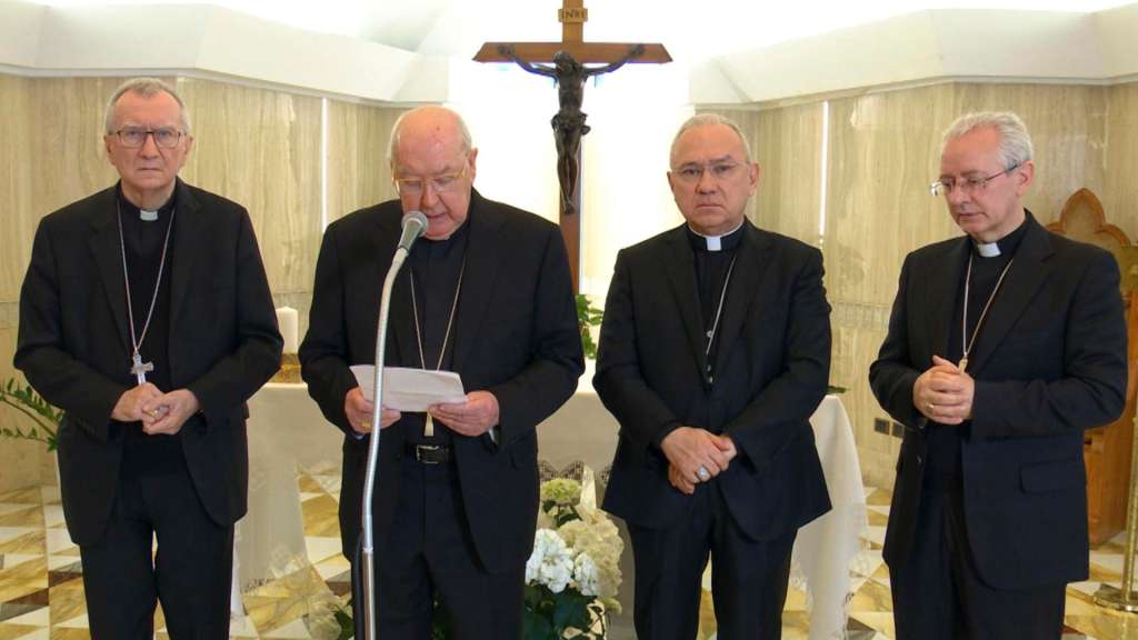 VATICAN CITY (Vatican City State (Holy See)), 21/04/2025.- A handout picture provided by the Vatican Media shows Cardinal Kevin Joseph Farrell (2-L) announcing the death of Pope Francis, at the Vatican City, 21 April 2025. Pope Francis died on 21 April 2025 at the age of 88, according to the Holy See. Born Jorge Mario Bergoglio in Buenos Aires, Argentina on 17 December 1936, was appointed leader of the Catholic Church on 13 March 2013 succeeding pontiff Emeritus Benedict XVI. (Papa, Cardenal, Santa Sede) EFE/EPA/VATICAN MEDIA HANDOUT HANDOUT EDITORIAL USE ONLY/NO SALES