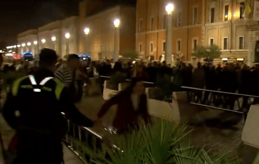 Mujer corre hacia la Plaza de San Pedro tras saltarse valla de seguridad para ver al papa Francisco.
