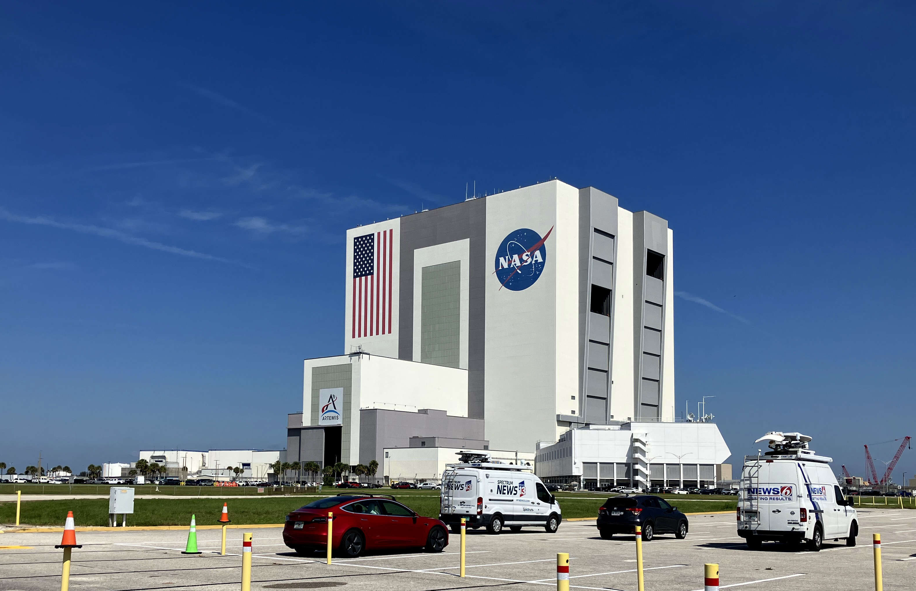AME9080. CABO CAÑAVERAL (ESTADOS UNIDOS), 08/08/2023.- Fotografía del edificio de Ensamblaje de vehículos espaciales de la NASA, hoy, en el Centro Espacial John F. Kennedy, de Cabo Cañaveral, en Florida (EE.UU.). El administrador de la NASA, Bill Nelson, expresó este martes su entusiasmo por la histórica misión Artemis II a la órbita lunar, la primera tripulada al satélite en más de 50 años, y precisó que "volvemos" para "aprender a vivir en un entorno del espacio profundo durante largos períodos de tiempo". EFE/ Ana Mengotti