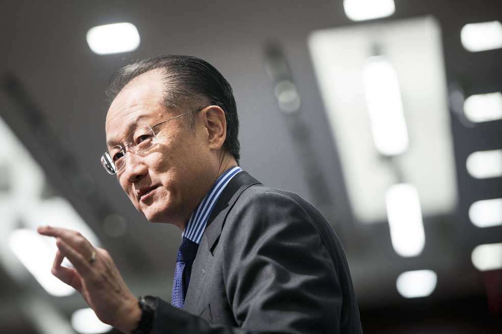 Jim Yong Kim, presidente del Banco Mundial, advierte que en el panorama mundial aún persisten señales de deterioro económico. / AFP