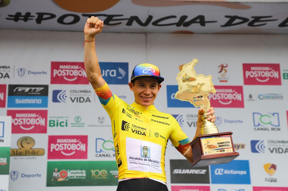 Miguel Ángel López, con el título de la Vuelta a Colombia.