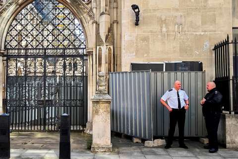 Mural de Banksy en el Tribunal Superior de Londres desata polémica y una denuncia por daño criminal
