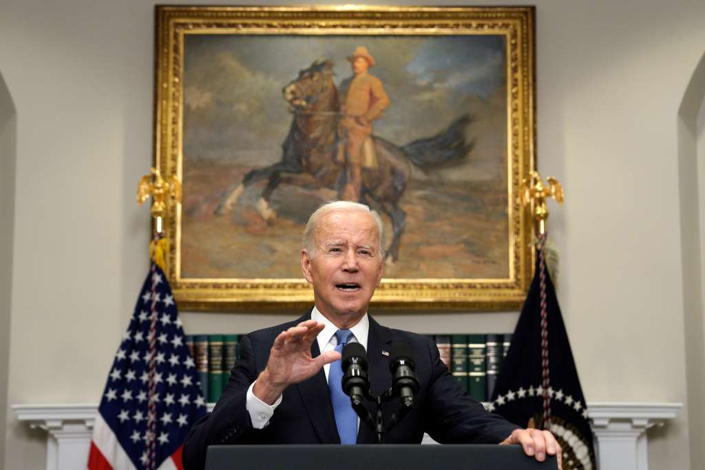 Washington (United States), 30/09/2022.- US President Joe Biden delivers remarks on the ongoing federal response for Hurricane Ian, in the Roosevelt Room at the White House in Washington, DC, USA, 30 September 2022. (Estados Unidos) EFE/EPA/Yuri Gripas / POOL