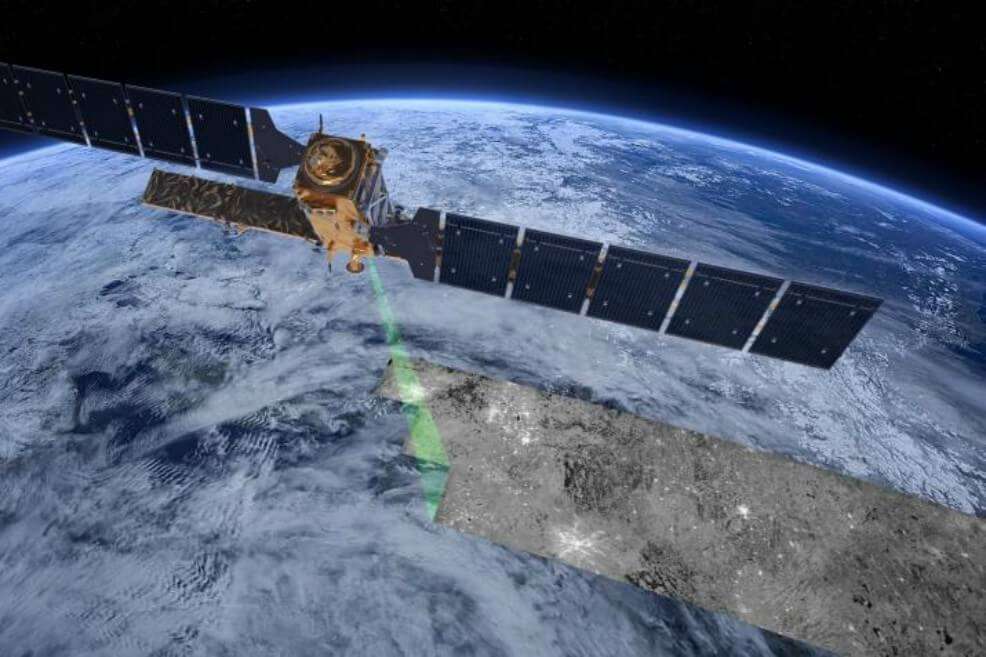 Representación digital del satélite de observación de la Tierra Sentinel-1. Los satélites como Sentinel-1 y ALOS-2 llevan radares de apertura sintéticos avanzados que pueden proporcionar datos para mapear la cobertura cambiante de la tierra, la deformación del suelo, las plataformas de hielo y los glaciares, y pueden usarse para ayudar a la respuesta de emergencia cuando ocurren desastres como inundaciones. / ESA / ATG medialab