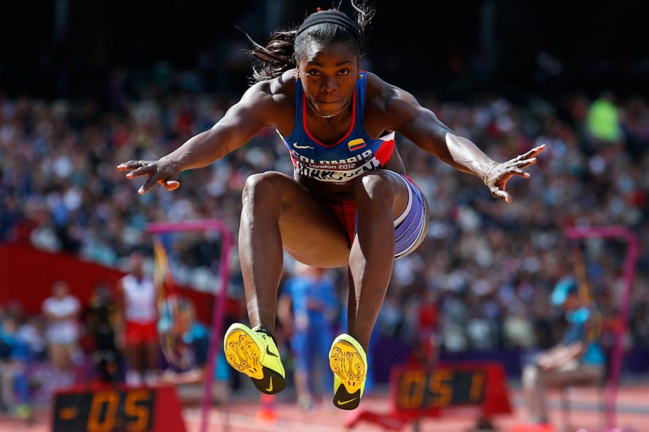 -La atleta colombiana Caterine Ibarguenn durante durante uno de sus intentos en la serie clasificatoria del triple salto de Londres 2012. / EFE