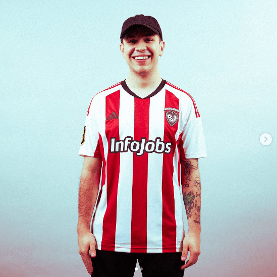 Juan Sebastián Guarnizo vistiendo el uniforme de su equipo en la Kings League, Aniquiladores FC.