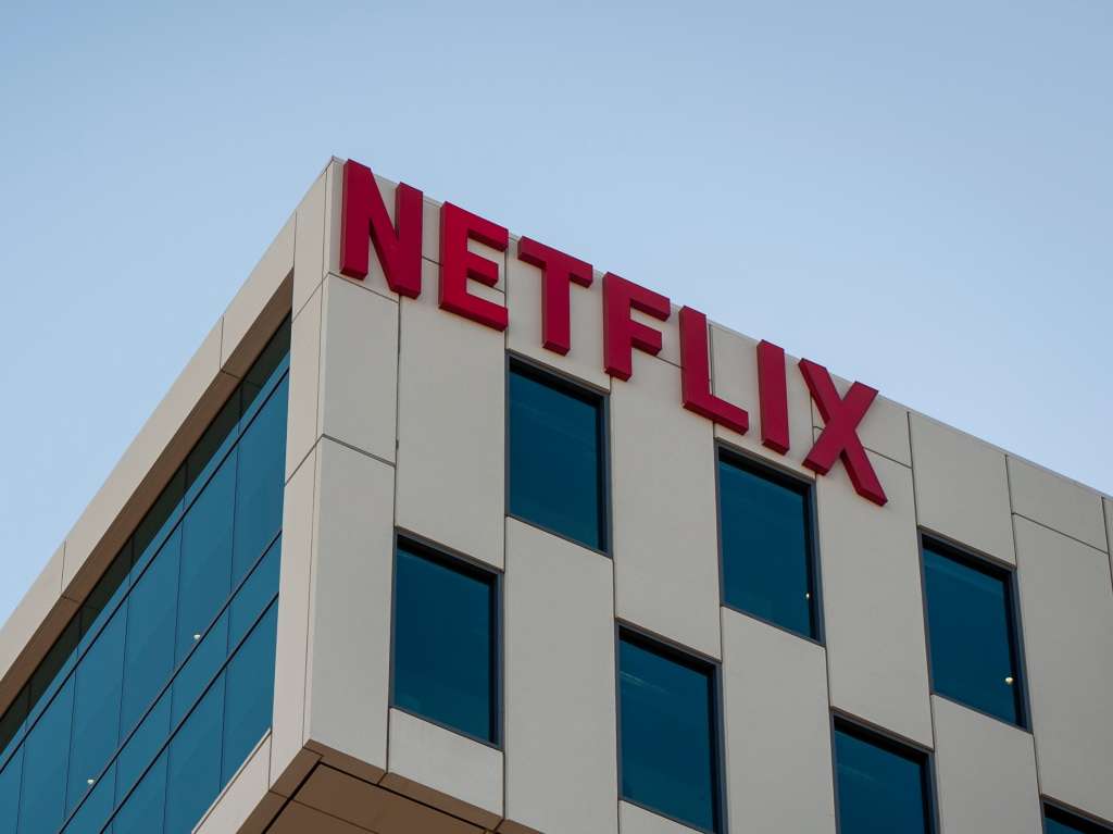 HI4581. LOS ANGELES (ESTADOS UNIDOS), 11/08/2022.- Fotografía de archivo fechada el 18 de octubre de 2019 de el logo de Netflix en uno de los edificios de la compañía en Los Ángeles (EE. UU). La ya amplia sonrisa de Mickey Mouse se va a salir de su rostro y el Tío Rico tendrá más monedas de oro en su bóveda para lanzarse en clavado desde esta semana, ya que The Walt Disney Company anunció que tiene 221,1 millones de suscriptores en sus plataformas de "streaming" en todo el mundo, superando por primera vez a Netflix. EFE/ Christian Monterrosa