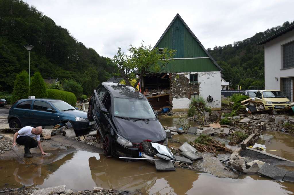 Una casa y varios carros destruidos en la ciudad de Hagen, tras paso de temporal.