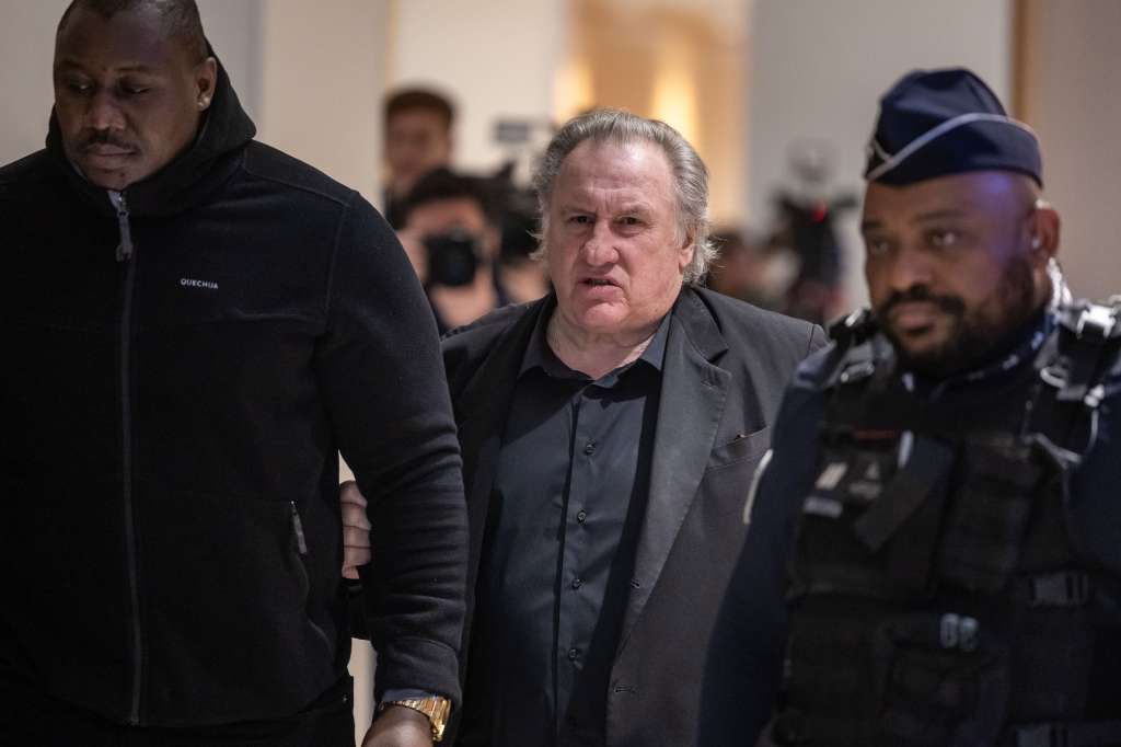 PARIS (France), 25/03/2025.- French actor Gerard Depardieu (C) arrives at the Paris Courthouse on the second day of his trial in Paris, France, 25 March 2025. Depardieu stands trial over charges of sexual assault against two women on the set of the film 'Les Volets Verts' in 2021. (Francia) EFE/EPA/CHRISTOPHE PETIT TESSON