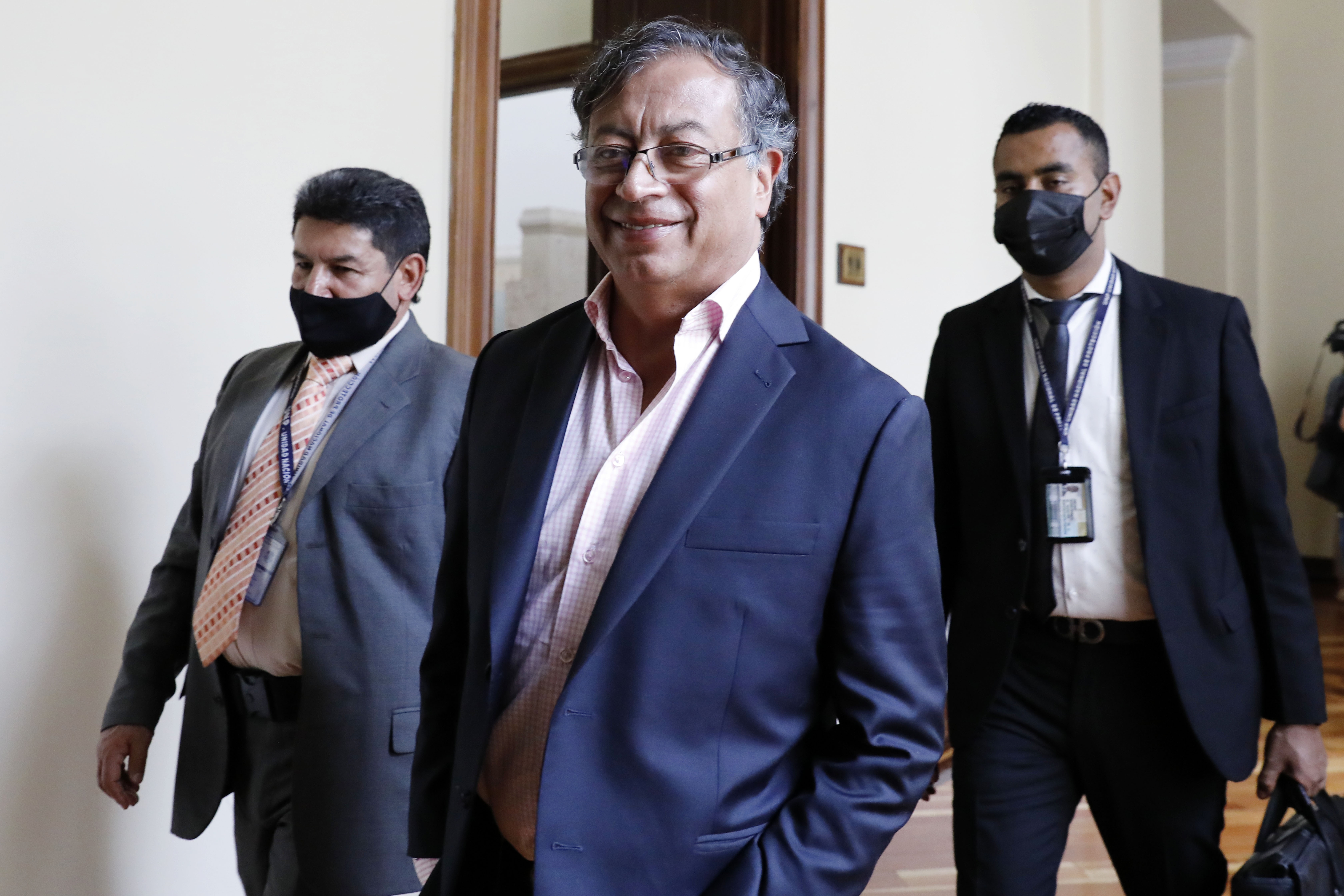 BOGOTÁ (COLOMBIA), 22/03/2022.- El candidato presidencial colombiano Gustavo Petro, del Pacto Histórico, sonríe hoy tras llegar a una reunión con su coalición, en Bogotá (Colombia). Petro, uno de los candidatos a ocupar la Presidencia de Colombia en las elecciones del próximo 29 de mayo en Colombia, se reúne este martes con integrantes de su colectividad para elegir su fórmula vicepresidencial. EFE/ Carlos Ortega