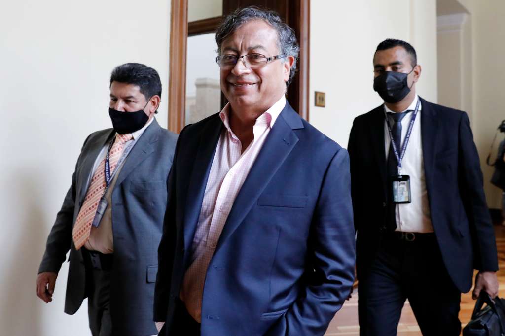BOGOTÁ (COLOMBIA), 22/03/2022.- El candidato presidencial colombiano Gustavo Petro, del Pacto Histórico, sonríe hoy tras llegar a una reunión con su coalición, en Bogotá (Colombia). Petro, uno de los candidatos a ocupar la Presidencia de Colombia en las elecciones del próximo 29 de mayo en Colombia, se reúne este martes con integrantes de su colectividad para elegir su fórmula vicepresidencial. EFE/ Carlos Ortega
