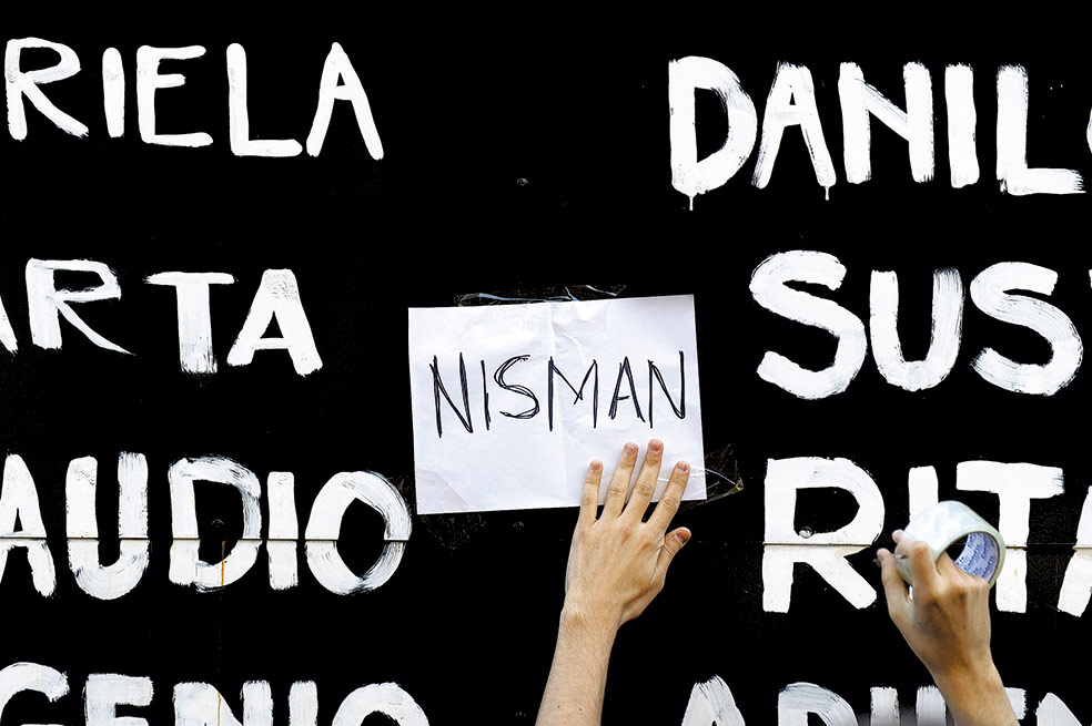 El nombre del fiscal muerto, Alberto Nisman, fue puesto entre los de las víctimas del atentado de 1994 que él investigaba. / AFP
