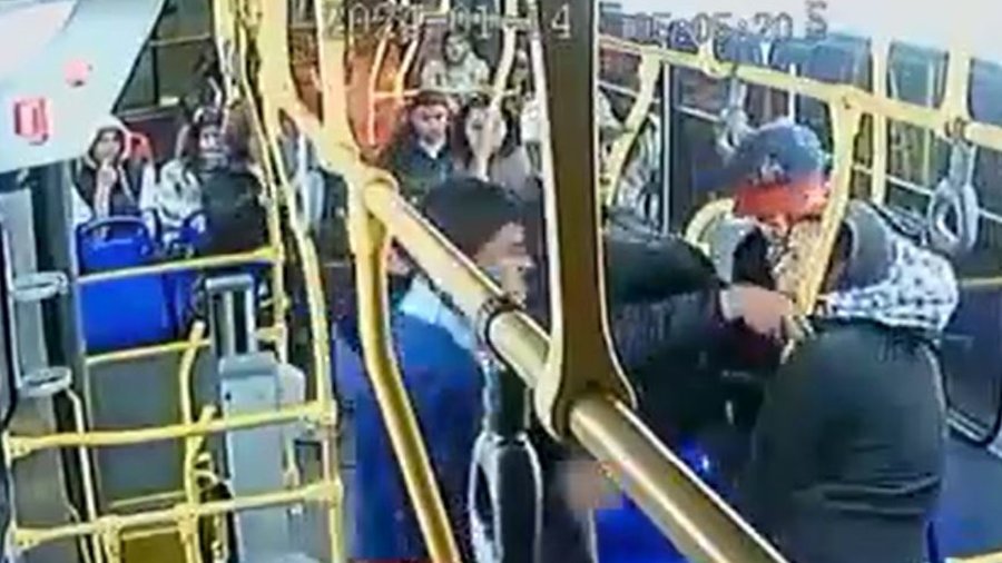 En el video quedó captado como después de amenazarlo para quitarle su maleta, los delincuentes lo golpean para que le entregue sus pertenencias.