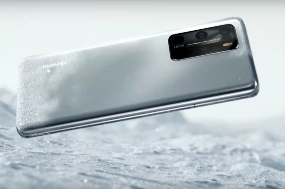 Imagen de uno de los dispositivos en color plateado.Cabe mencionar que estos equipos también introdujeron el asistente de voz de Huawei, Celia, que llegará para reemplazar al asistente de Google, pues estos equiposno disponende esta herramienta por el veto estadounidense sobre la compañía china.