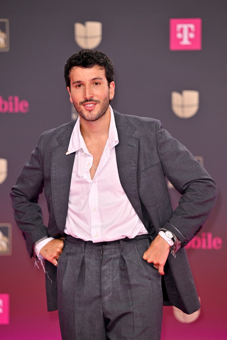 Sebastian Yatra en Maison Margiela y reloj de Tiffany. / Ivan Apfel /  Getty Images / AFP