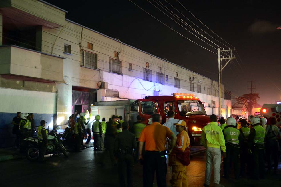 Bomberos y equipos de rescate llegaron a la cárcel Modelo, en Barranquilla, para extinguir la llamas y prestar ayuda a los reclusos.