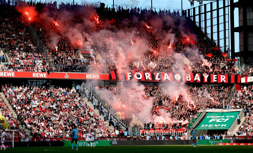 Cologne (Germany), 03/03/2024.- Fans of Leverkusen light flares during the German Bundesliga soccer match between 1. FC Cologne and Bayer 04 Leverkusen in Cologne, Germany, 03 March 2024. (Alemania, Colonia) EFE/EPA/RONALD WITTEK CONDITIONS - ATTENTION: The DFL regulations prohibit any use of photographs as image sequences and/or quasi-video.