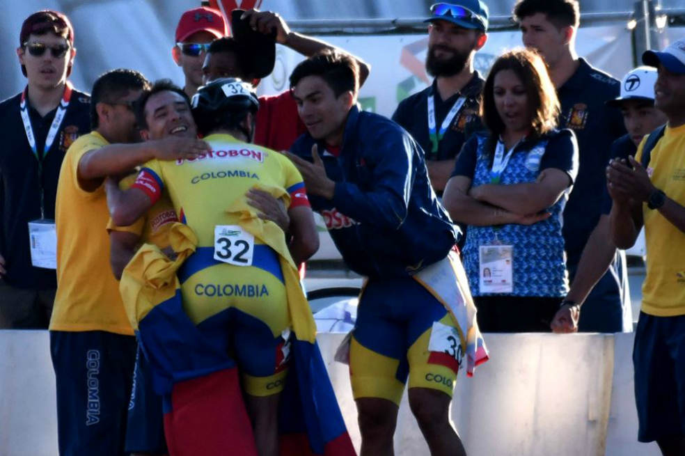La celebración de Daniel Zapata al conseguir su primera medalla. / Fedepatín