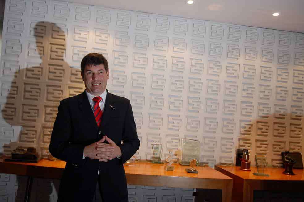 Marc Eichmann, presidente de Une EPM, firmó el documento de compra. / Archivo