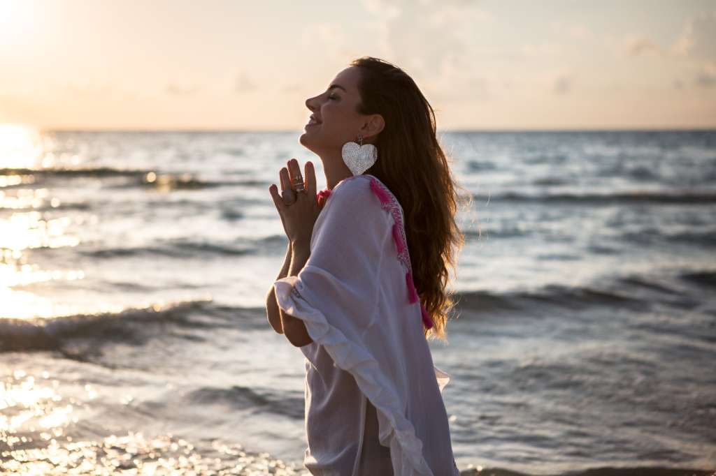 Sarah MacMillan, colombiana y guía de meditación, quien fue seleccionada por Deepak Chopa para acompañar las meditaciones en Latinoamérica formando parte de los ´21 días meditando con Chopra´, evento en el que participaron más de 20 mil personas.
