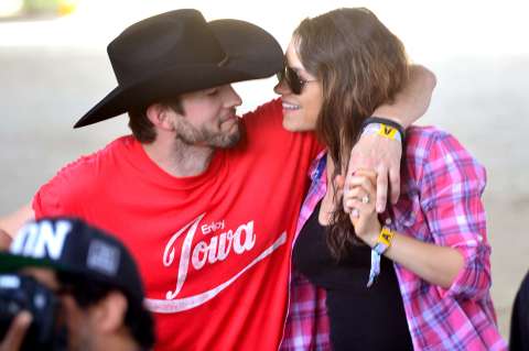 Mila Kunis y Ashton Kutcher, la felicidad en imágenes