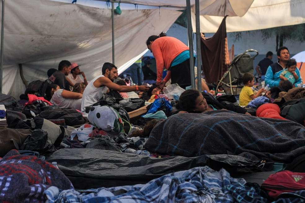 Integrantes de la caravana de migrantes centroamericanos en el campamento temporal del deportivo Benito Juárez, en la ciudad de Tijuana. / EFE