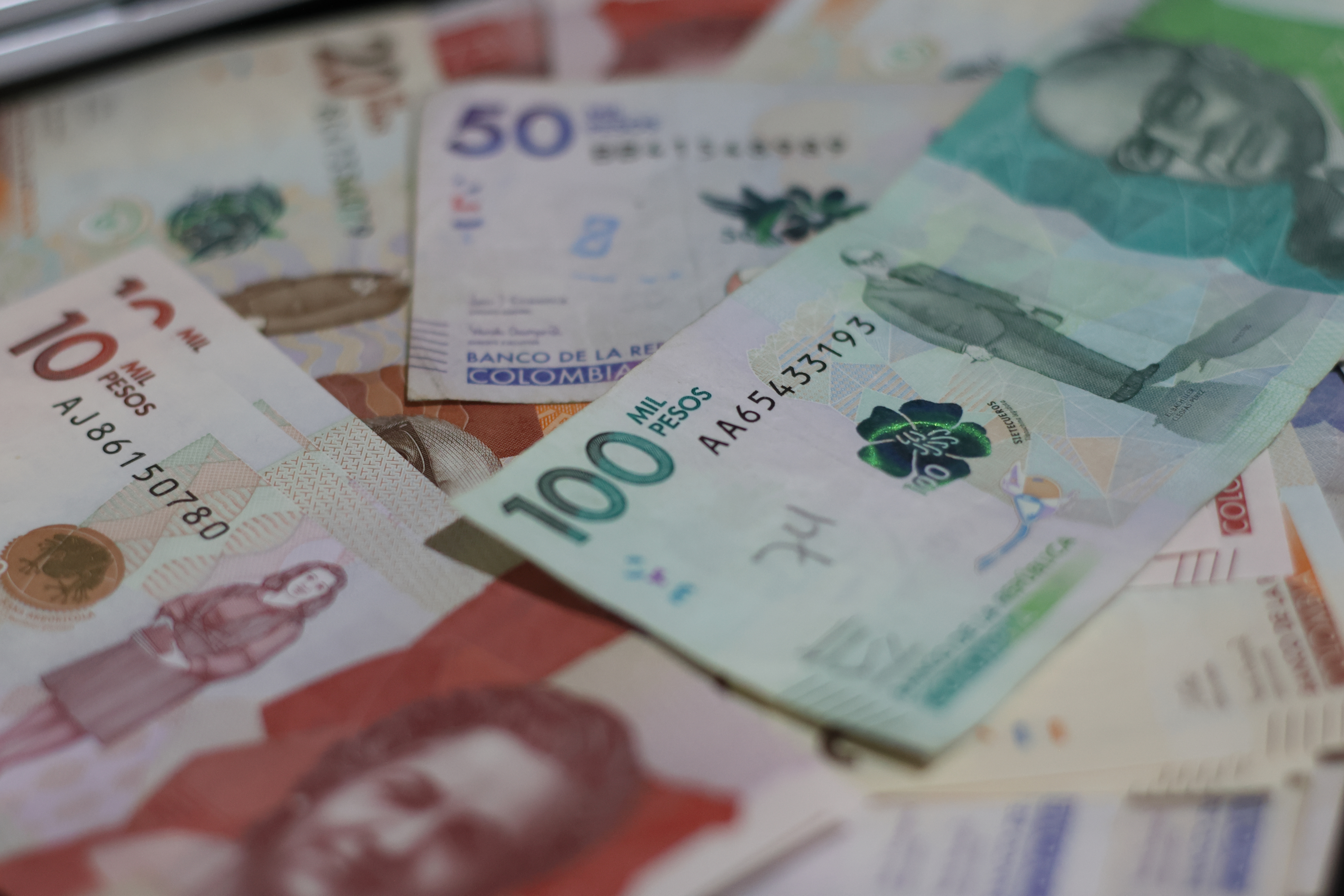 Foto de billetes de pesos colombianos.