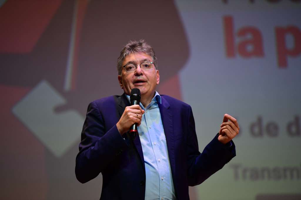 Precandidato a la presidencia durante el Foro Precandidatos ante la población afro
