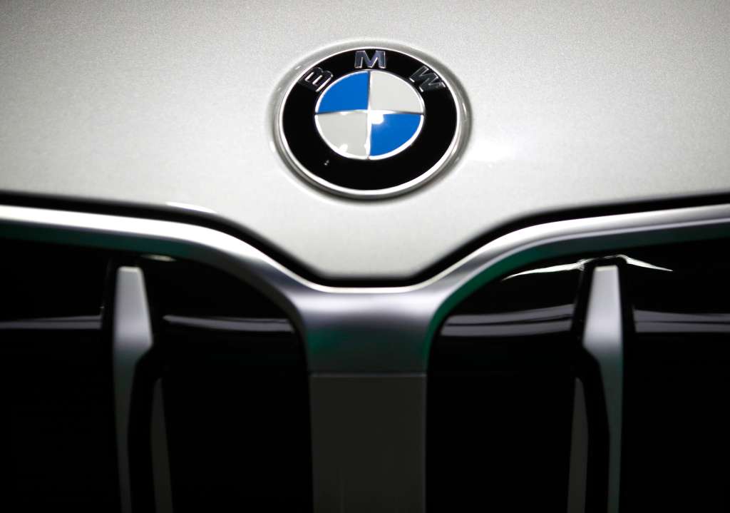 Bangkok (Thailand), 28/03/2024.- The logo of BMW car displayed at the 45th Bangkok International Motor Show 2024 in Nonthaburi province on the outskirts of Bangkok, Thailand, 28 March 2024. More than 49 leading brands of the world's major automakers attend to exhibit and unveil their automotive products and technology including the new electric vehicles, in the annual automobile showcase amid Thailand's sluggish domestic car sales continuing to decline to the lowest level in two years by 26 percent year-on-year in February 2024, according to the Federation of Thai Industries. (Tailandia) EFE/EPA/RUNGROJ YONGRIT
