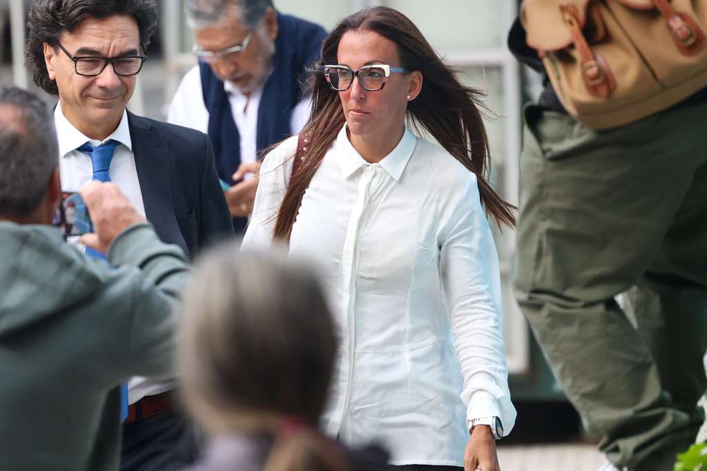 AME8472. BUENOS AIRES (ARGENTINA), 11/03/2025.- La psiquiatra Agustina Cosachov,imputada por la muerte de Diego Armando Maradona, llega este martes, a los tribunales de San Isidro en Buenos Aires, (Aregentina). Un total de siete profesionales de la salud están acusados por homicidio en el juicio sobre la muerte de Maradona, que comienza este martes en la localidad de San Isidro, a las afueras de Buenos Aires. EFE/ Juan Ignacio Roncoroni